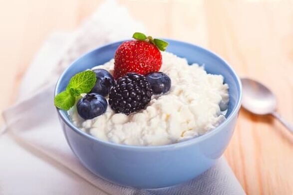 Cottage cheese with fruits